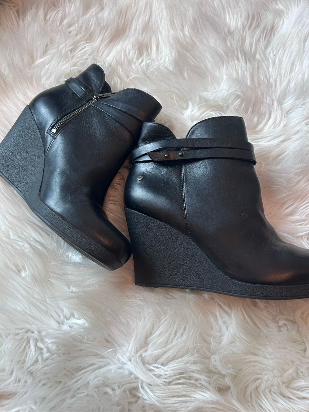 UGG ALEXIS Black Wedge Boots Women Size US 9 leather stylish